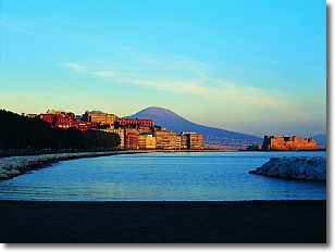 una vista del Vesuvio dal lungomare