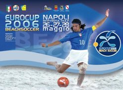 giocatore di Beach Soccer che calcia un pallone