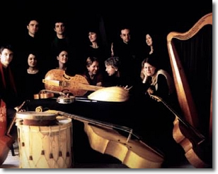 un gruppo di musicisti con alcuni strumenti