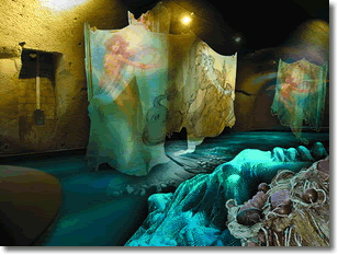 interno del castel dell'ovo con dettaglio di immagini olografiche raffiguranti delle sirene