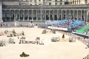 piazza del plebiscito allestita per il concorso ippico con sabbia, tribune per spettatori e ostacoli