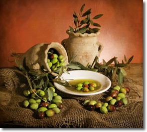 anfora ricolme di foglie di ulivo e olive