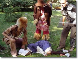 ragazzi interpretano i personaggi de "il mago di Oz" con vestiti di scena, in un parco
