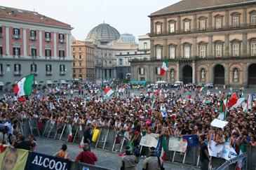 la piazza comincia a riempirsi