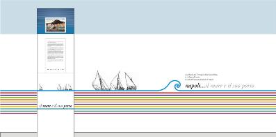 frontale di totem espositivo, con barche a vela in lontananza. è leggibile il testo: napoli ... il mare e il suo porto