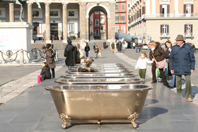 antiche vasche da bagno poste in fila a piazza Plebiscito