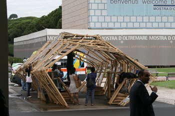 struttura in legno con pannelli fotovoltaici