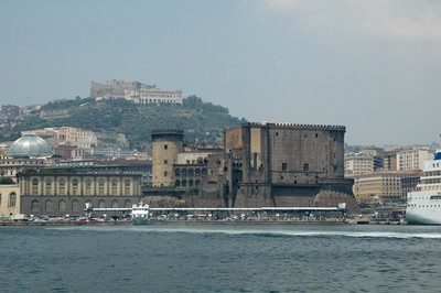 Foto di Napoli dal mare con vista di due castelli