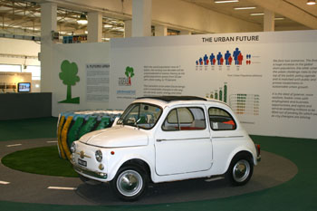 una delle prime Fiat 500 all'ingresso della mostra