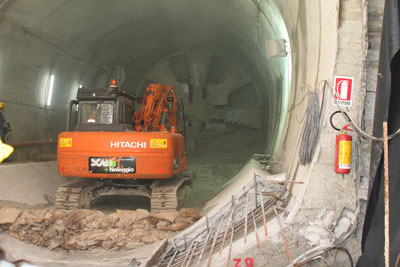 Sotto, tunnel della metro e talpa escavatrice