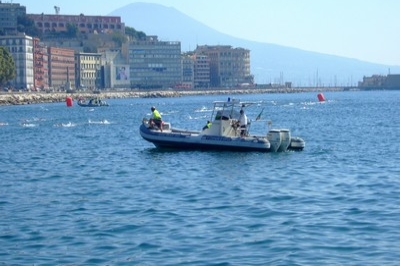 Barche seguono una gara di nuoto