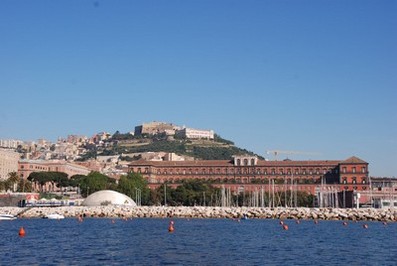 Il palazzo Reale visto dal mare