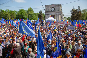 immagine di una piazza piena di persone con bandiere UE in Moldavia