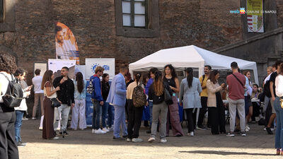 immagine degli studenti erasmus nel cortile del Maschio Angioino tra gli stand dell'Info village