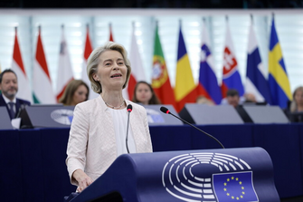 immagine di ursula von der leyen che parla al parlamento europeo