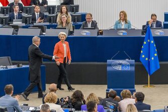 immagine della presidente ursula von der leyen che si avvia al leggio nel parlamento europeo