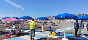 Ombrelloni gratuiti in spiaggia a via Caracciolo