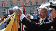 La Croce d'oro al Gonfalone del Comune di Napoli
